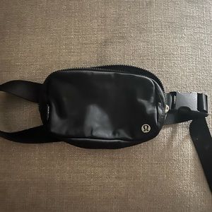 Lululemon everywhere belt bag
